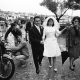 Xavier Miserachs. "Boda a Cadaqués, 1965". Parella de nuvis al passeig marítim de Cadaquès