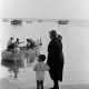 Xavier Miserachs. "Cadaqués, 1959". Una dona gran i un nen observant a uns pescadors des del moll