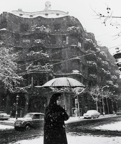 Xavier Miserachs. "Barcelona, 1962" Dona caminant davant de La Pedrera enmig d'una nevada